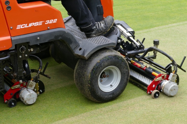 Top-Class Topdressing Equipment for Golf Turf Maintenance