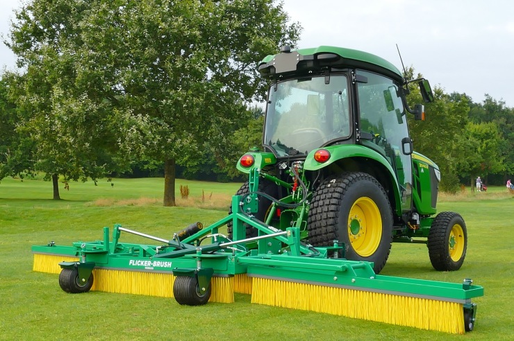 Best Turf Brushes for Natural and Synthetic Sports Surfaces | GreenTek Guide