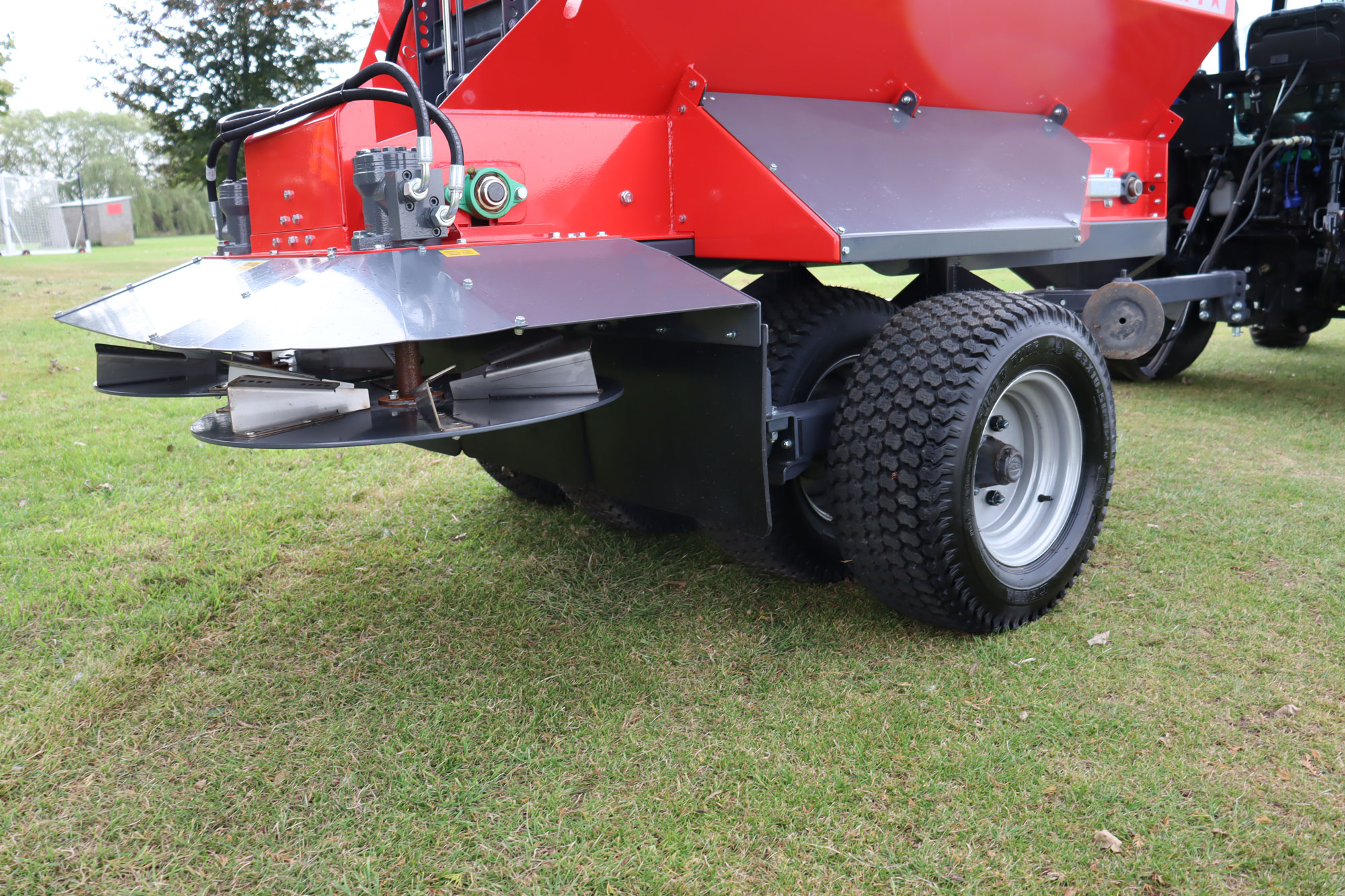 Twin hydraulic motors and stainless steel spinner discs.