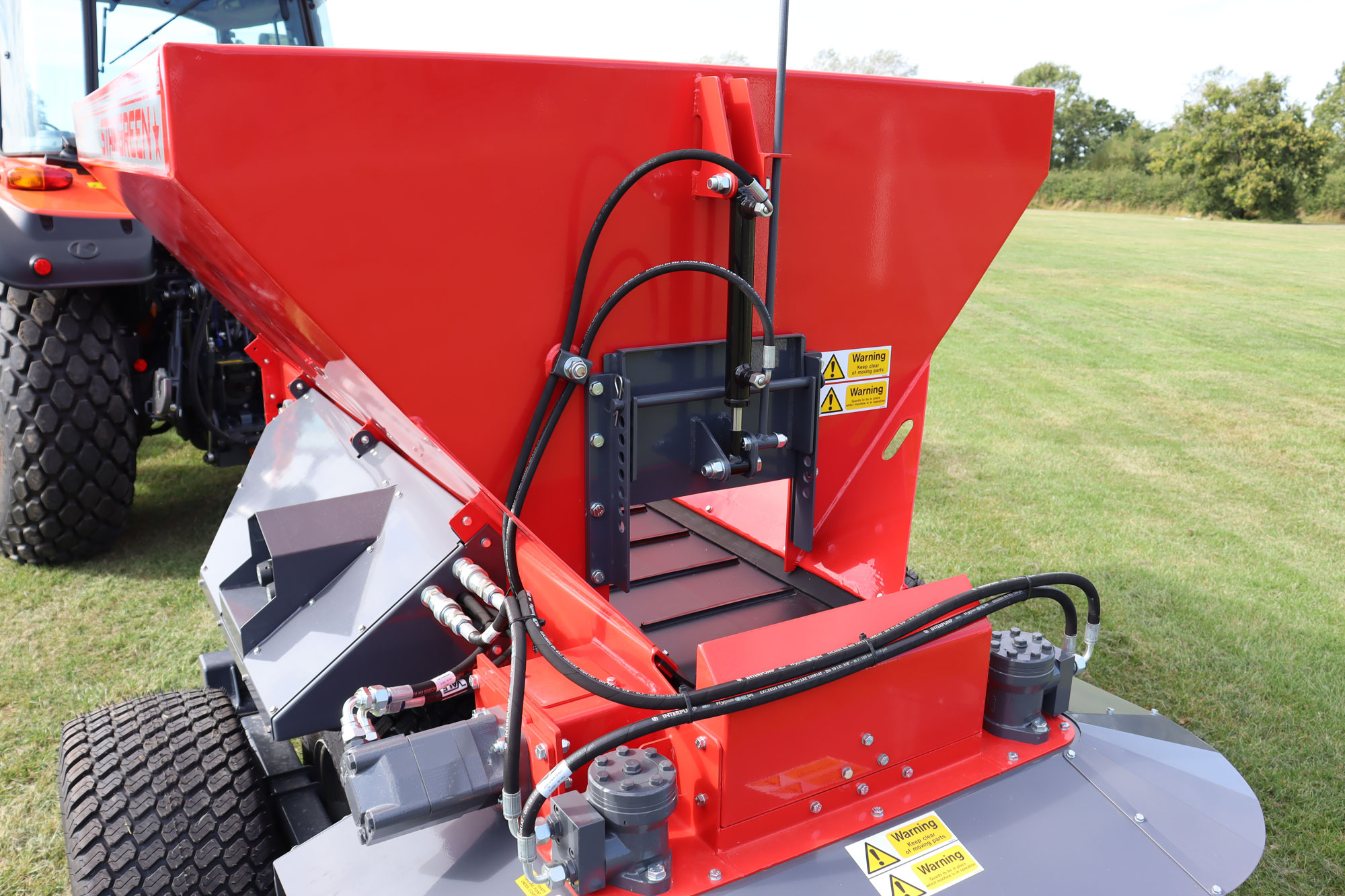 Hydraulic gate closes when belt stops to avoid loss of dry sand.