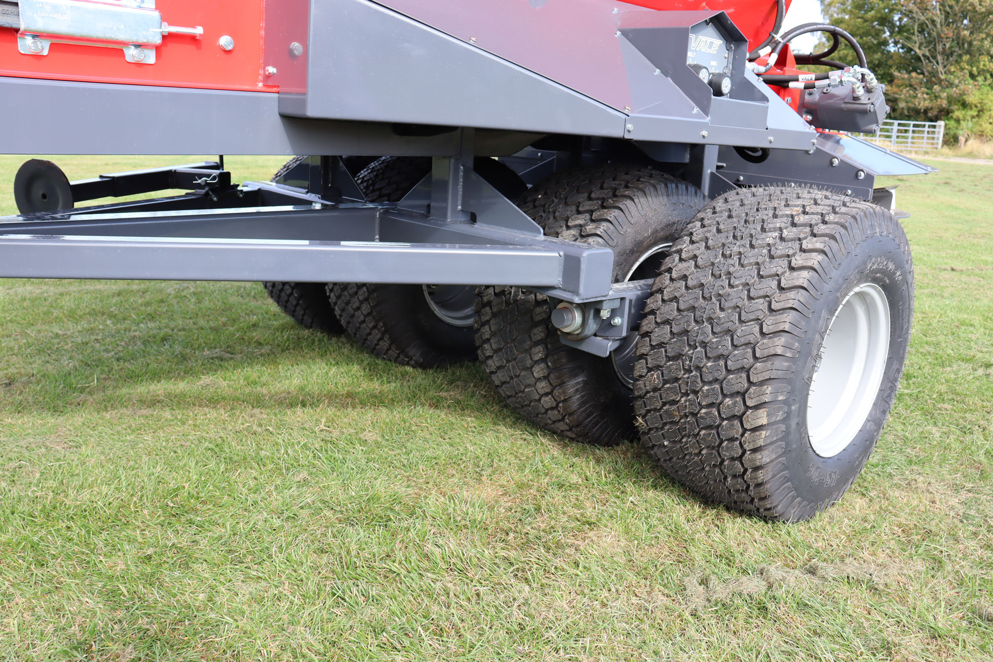 Pivoting axles spread the load on the turf tyres.