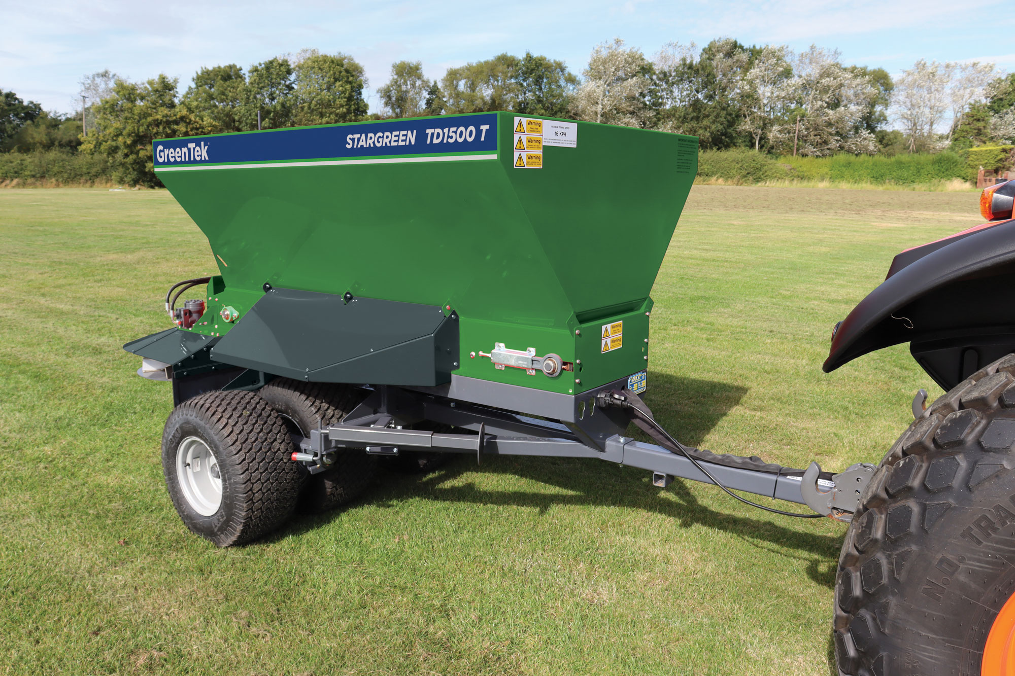 Large 1500l hopper holds 2.5 tonnes of sand.