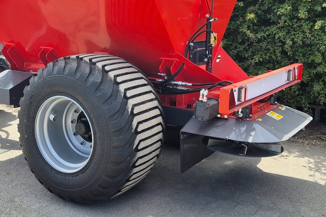 Twin hydraulic motors and stainless steel spinner discs